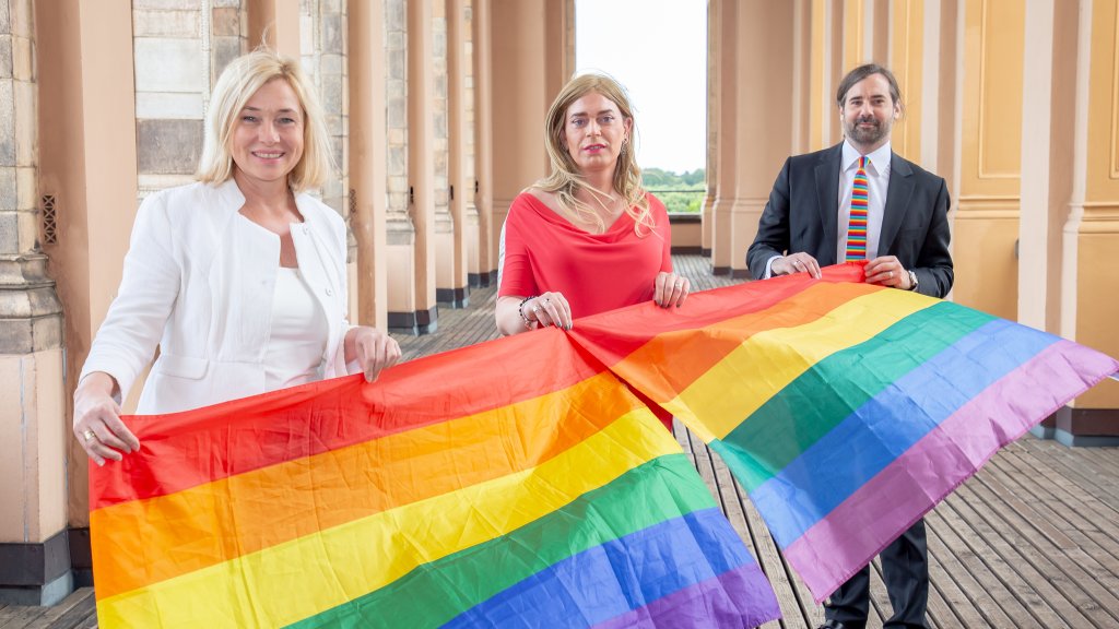 Doris Rauscher, Tessa Ganserer und Sebastian Körber freuen sich über Erfolge