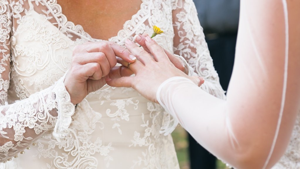 Lesbische Hochzeit bei Hallmark // ©️ GeoffGoldswain