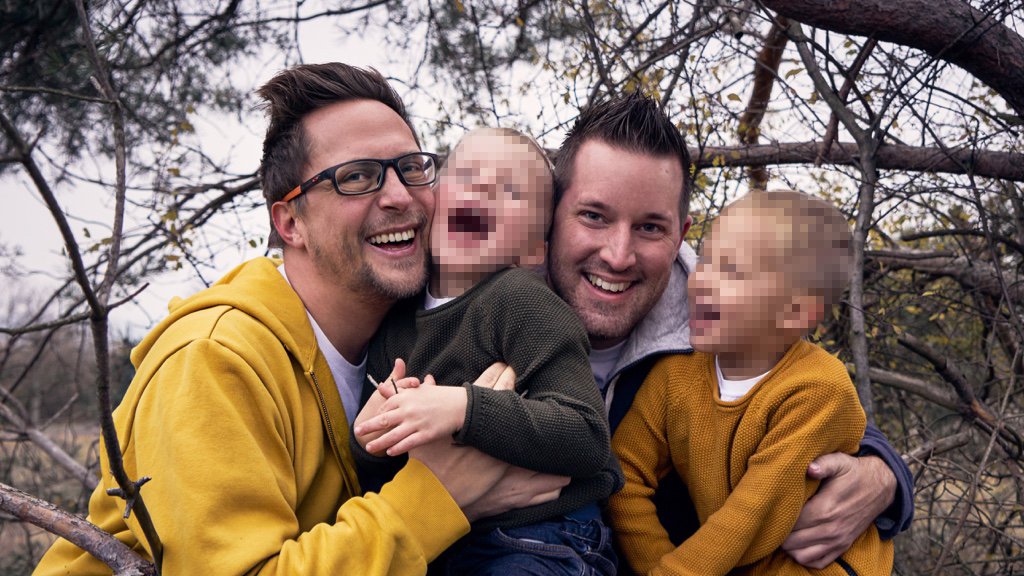 Die glückliche Regenbogenfamilie