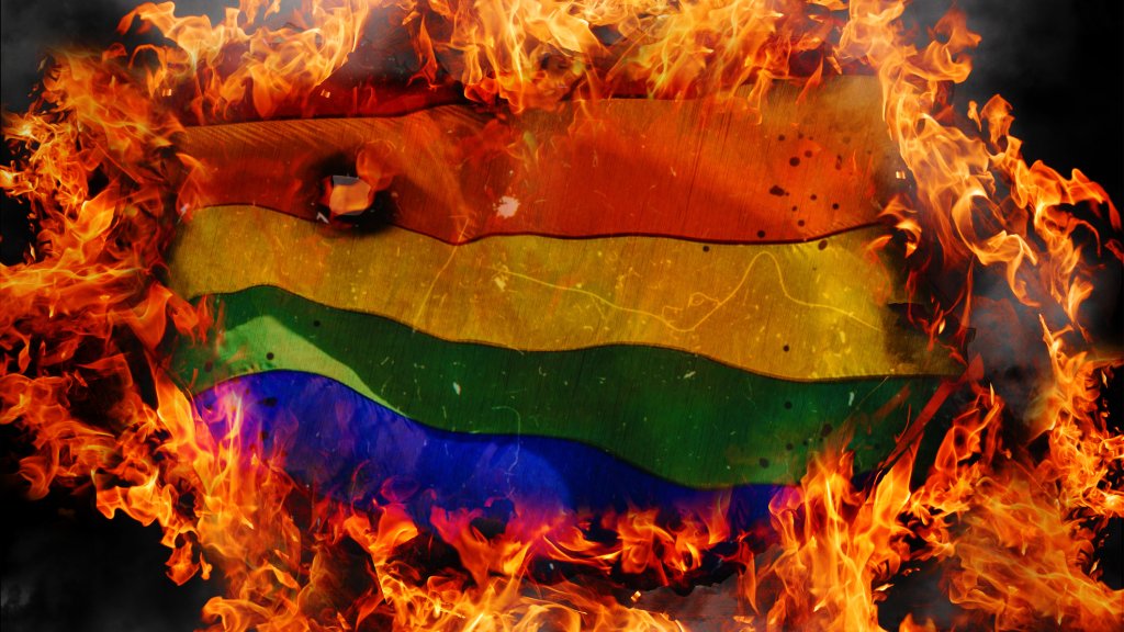 Regenbogenflagge verbrannt