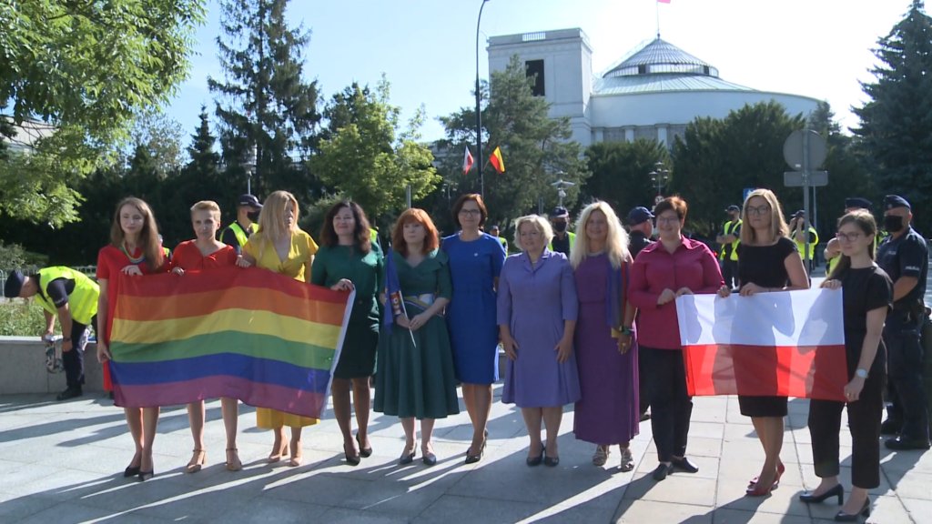 Opposition trägt Regenbogenfarben