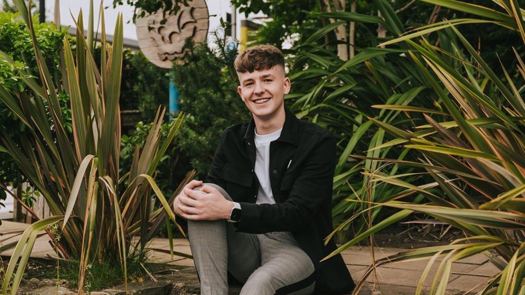 Adam Beales bei der Kindersendung „Blue Peter“