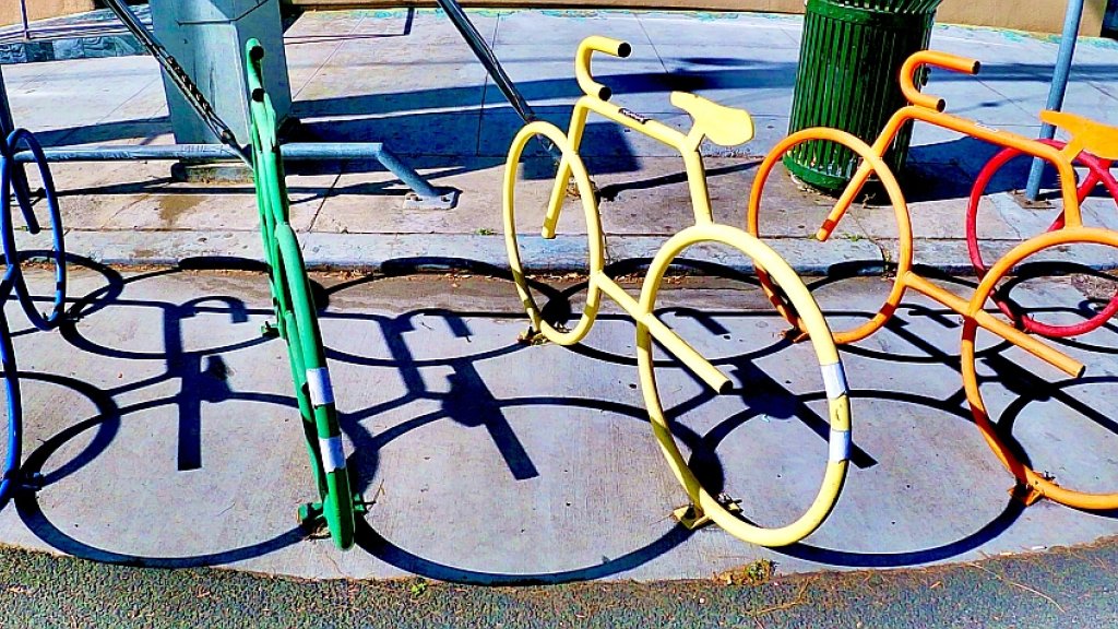 Bunter Fahrradständer //© Samuel Howell