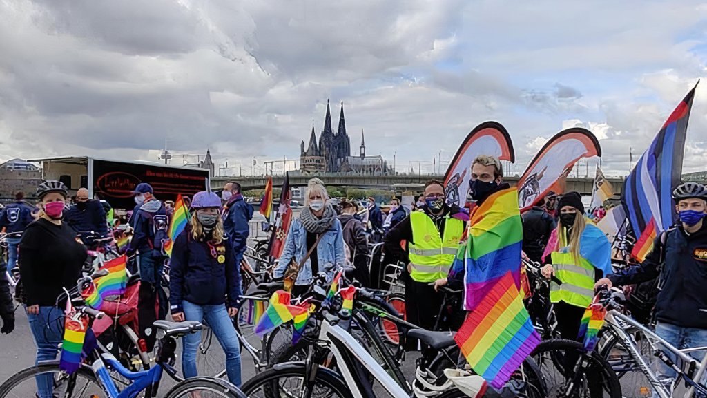 2000 Teilnehmer der CSD-Alternative radeln durch Köln