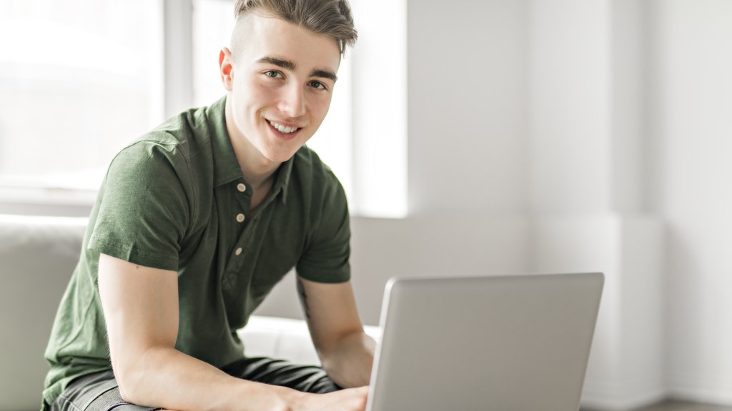 Junger Mann mit Laptop // © LSOphoto