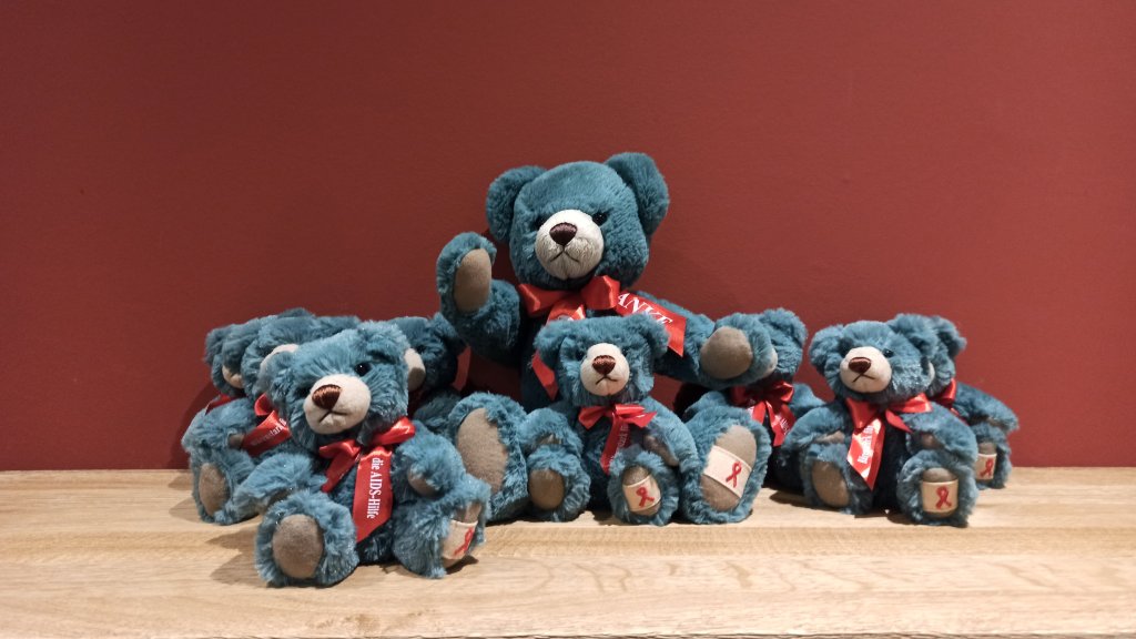 Mit dem Aids-Teddy die Lübecker AIDS-Hilfe unterstützen