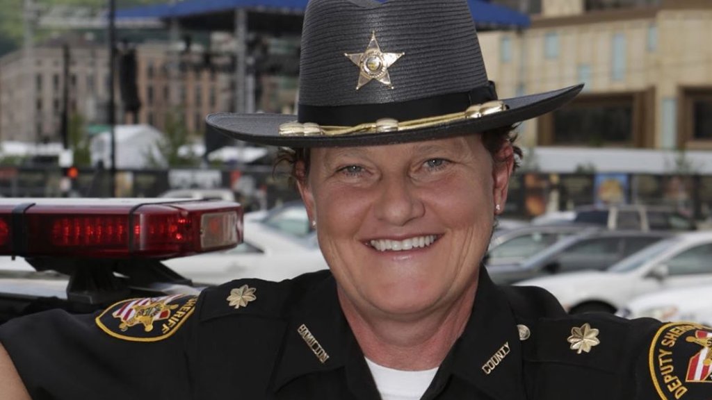 Offen lesbische Polizistin wird Sheriff in Ohio