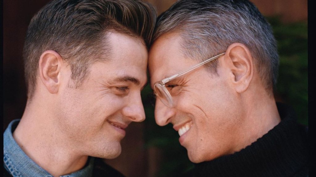 Greg Berlanti und Robbie Rogers in festlichem Werbespot