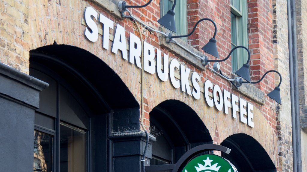 Starbucks-Barista klagt wegen Entlassung