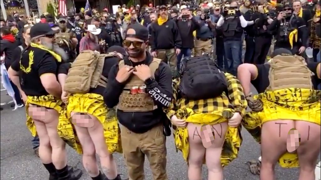 Proud Boys demonstrieren in Kilts von LGBTI*-Marke