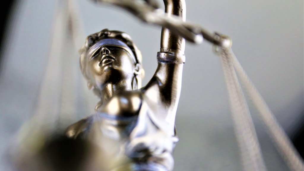 Schwuler Ex-Polizist zieht wegen Entlassung vor Gericht