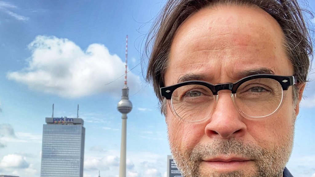 Schauspieler Jan Josef Liefers als Schwuler in „Kroymann“
