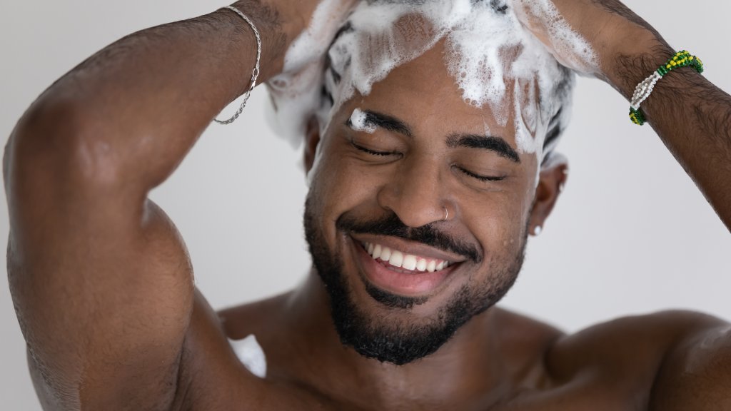 Haarpflege ohne Friseur // © fizkes