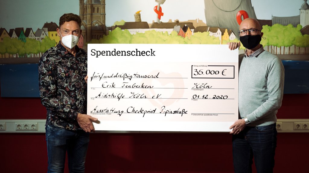 Erik Tenberken überreicht Spende an Oliver Schubert // © Sascha Swiercz