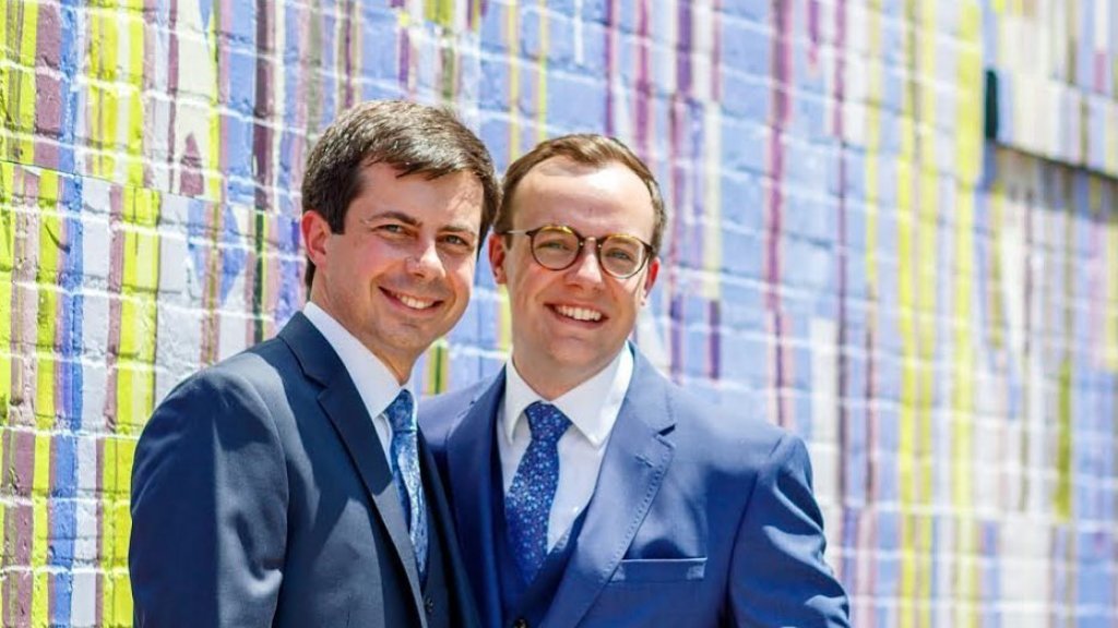 Pete Buttigieg machte seinem Mann am Flughafen einen Antrag