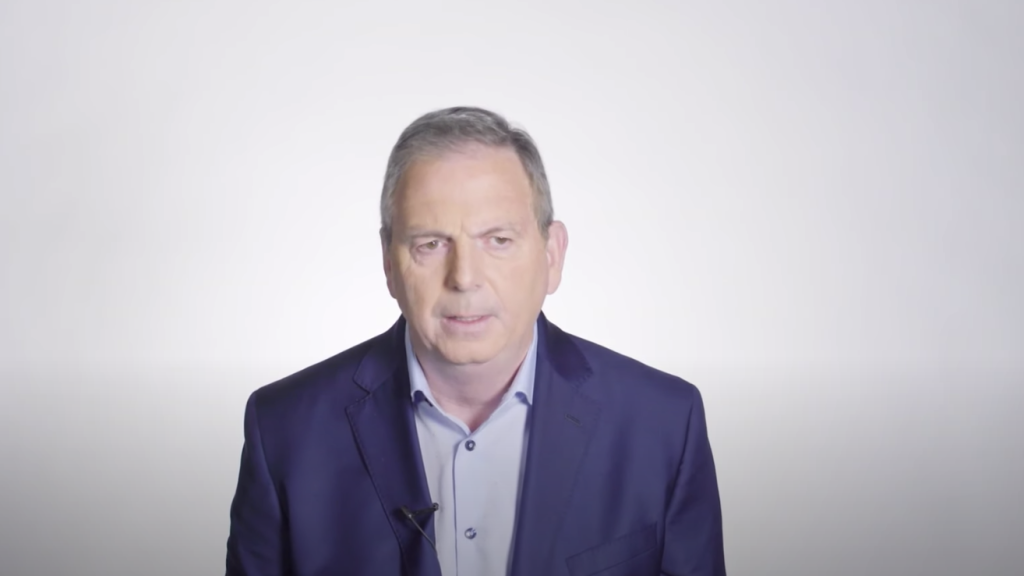 John Weaver der sexuellen Belästigung bezichtigt