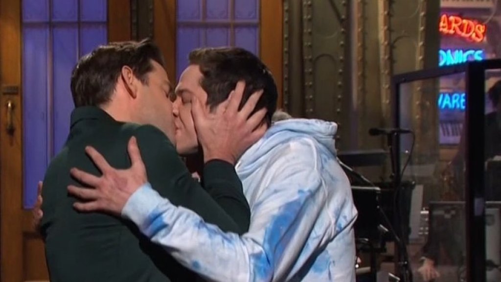 Kuss zwischen John Krasinski und Pete Davidson als Pointe