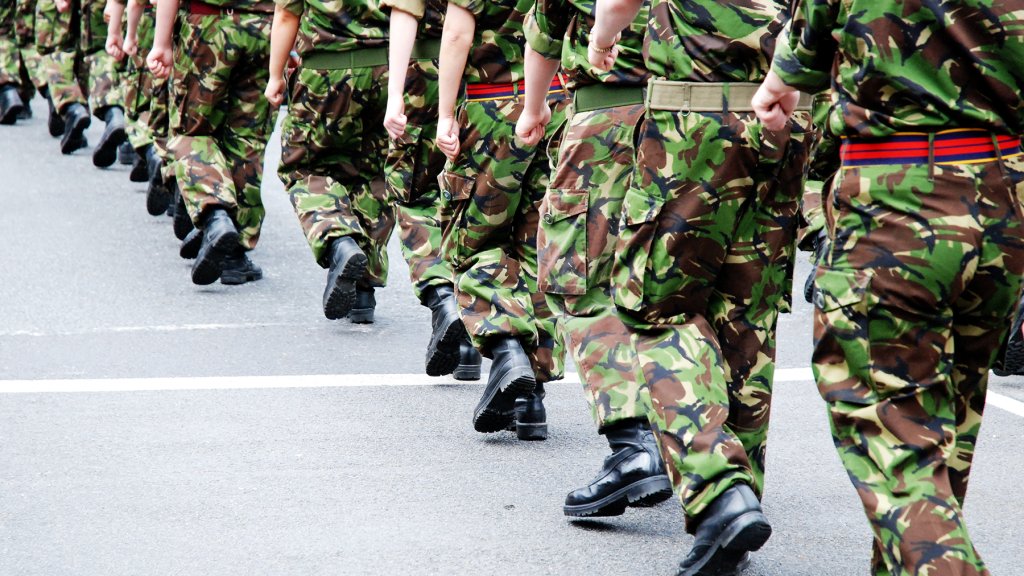 Britische Soldaten bekommen Medaillen und Orden zurück