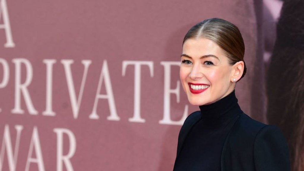 Rosamund Pike als lesbische Ikone // © facebook.com/officialrosamundpike