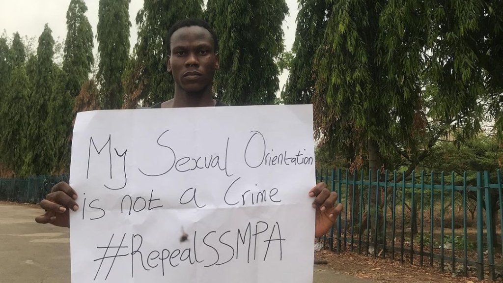 Emmanuel protestiert für LGBTI*-Freiheit // © instagram.com/vic_wonder