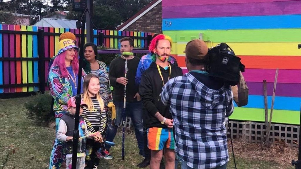 Ein Haus in Regenbogenfarben // © instagram.com/unicorn_manes_bymykey