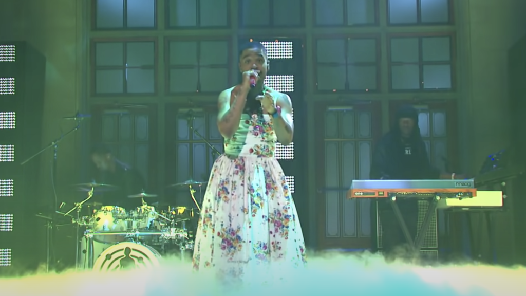 Rapper tritt im Blumenkleid auf // © Saturday Night Live/youtube
