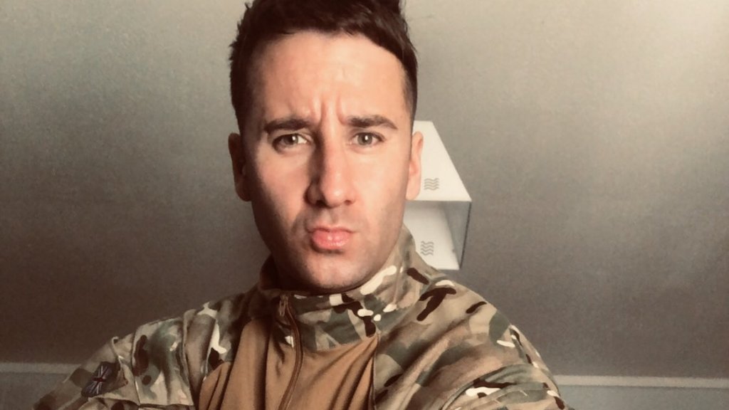 Erst Soldat, heute Pornodarsteller – McAulay liebt seinen Job