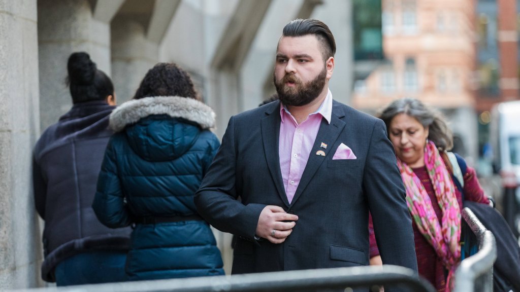 LGBTI*-feindlicher Engländer outet sich vor Gericht als bi