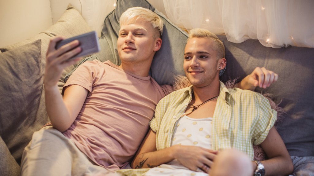 Offene Beziehung mit dem homosexuellen Partner besprechen // © svetikd