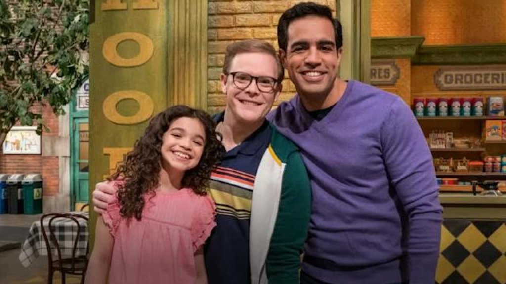 Mia mit ihren zwei Dads Frank & Dave // © 2020 Sesame Workshop