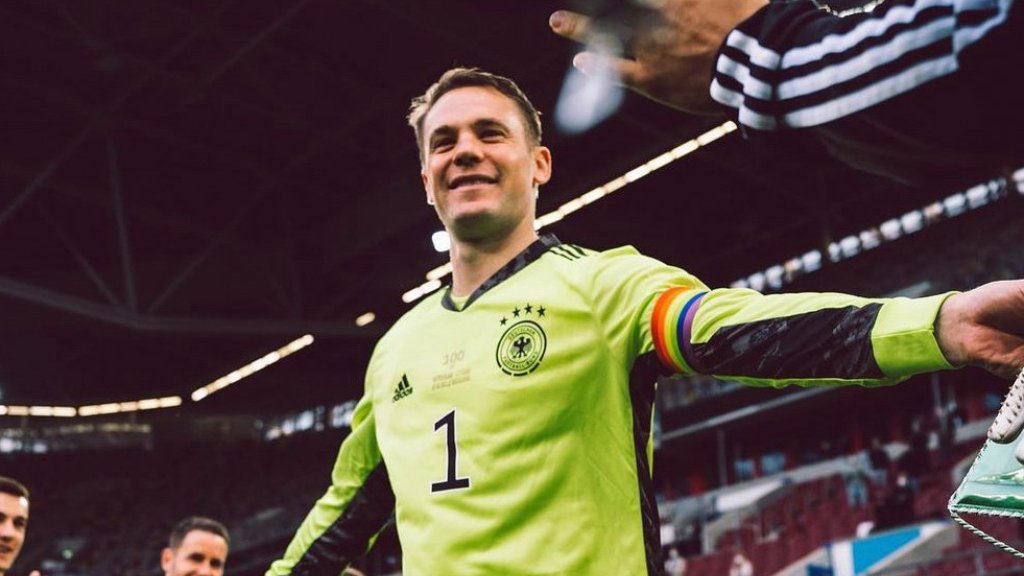 Manuel Neuer mit bunter Kapitänsbinde // © facebook.com/manuel.neuer