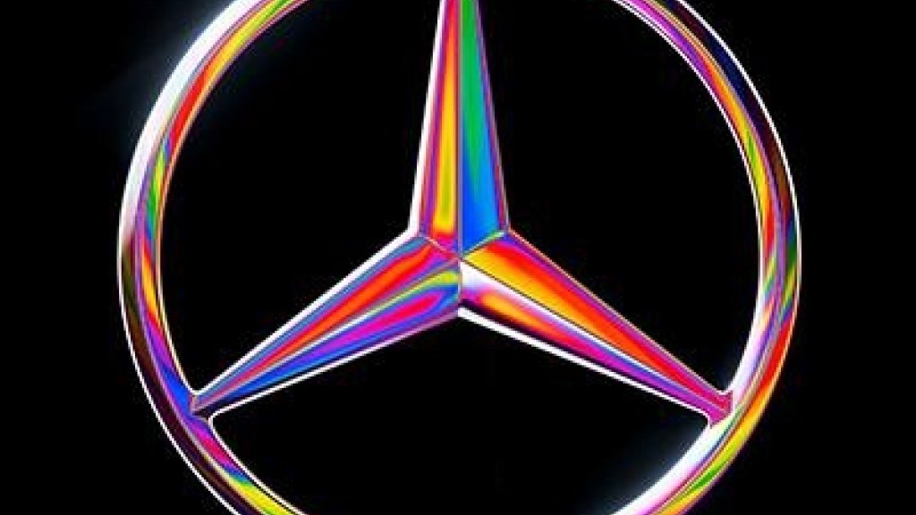 Mercedes-Stern erstrahlt in Regenbogenfarben