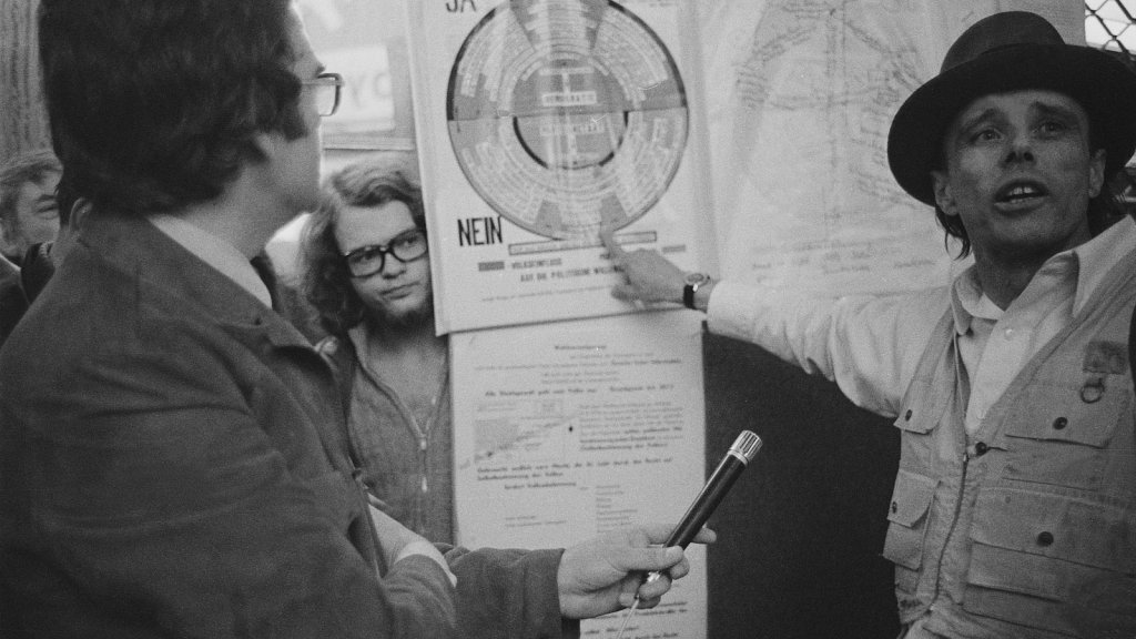 Ausstellung: Joseph Beuys und Demokratie heute // © VG Bild-Kunst, Bonn 2021/ Bernd Jansen