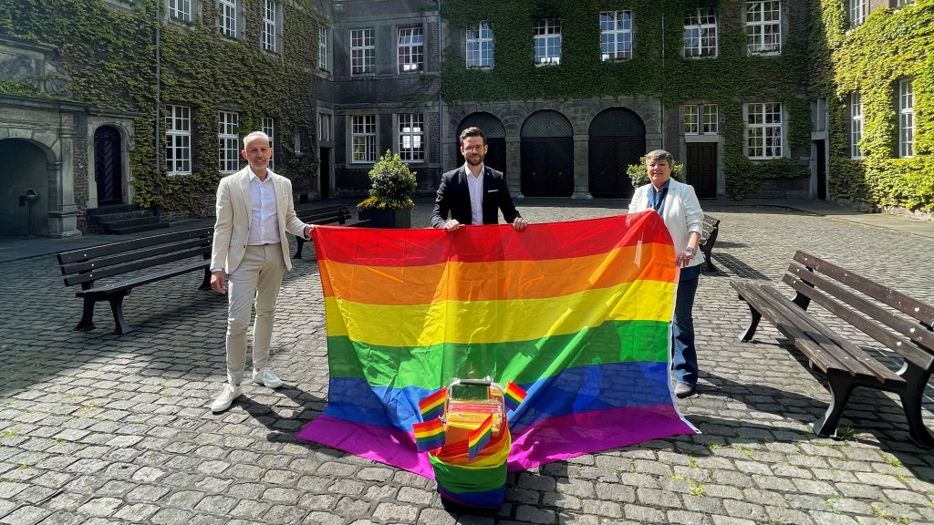 Regenbogenfahnen an Oberbürgermeister übergeben // © Archiv