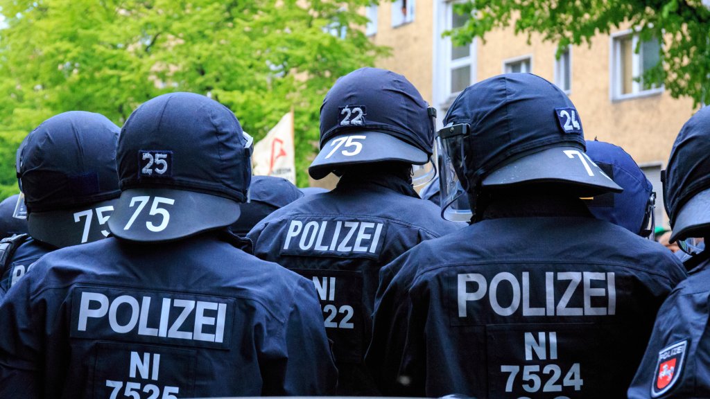 Festnahme eines Ordners endet in Ausschreitungen // © janniswerner