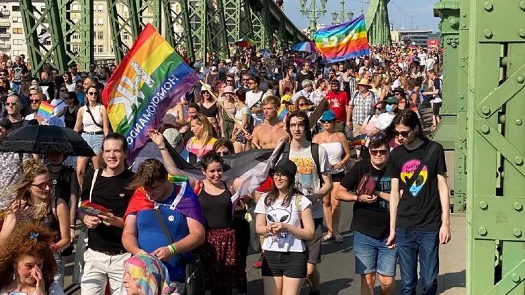 Zehntausende demonstrieren gegen LGBTI*-feindliche Politik // © instagram.com_tenbezkoszulki