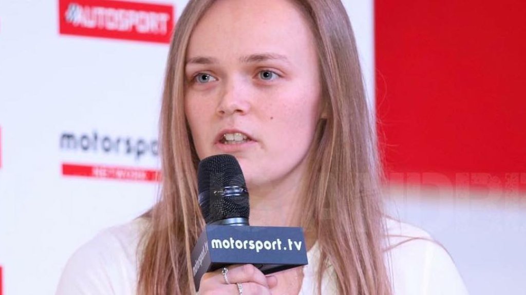 Sarah Moores mit einem Crowdfunding finanzierten Helm ziert eine Regenbogenflagge // © instagram.com/smooreracing