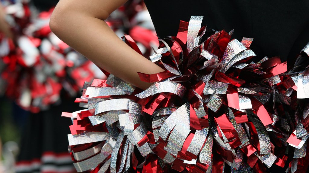 Cheerleader setzen sich für ihren Trainer ein