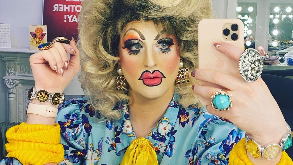 Drag Queen konfrontiert Flaschenwerfer im Theater