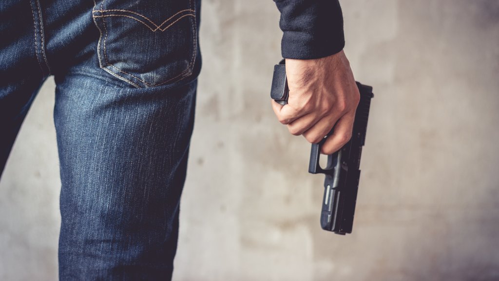 Nicht-binäre Person in Berlin mit Pistole bedroht