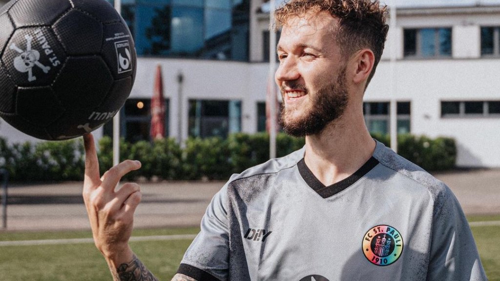 Der Fußball-Club stellt sein Regenbogen-Trikot vor