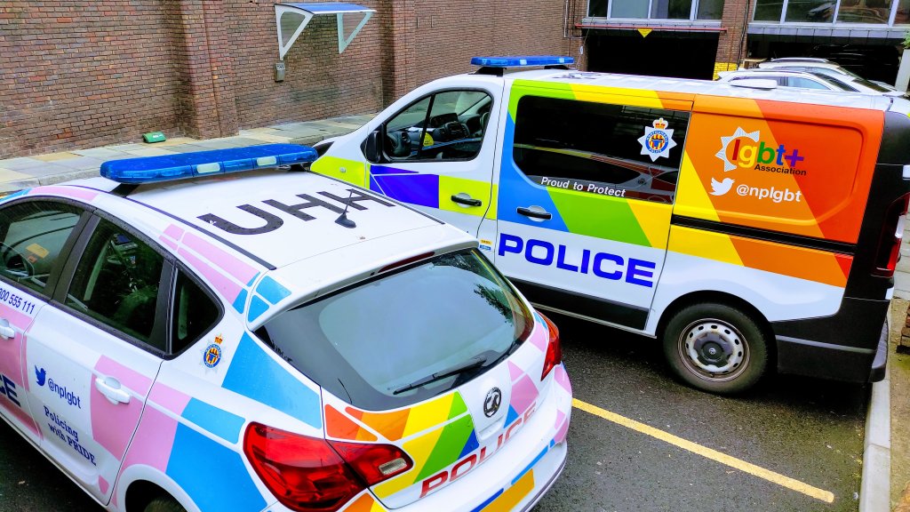 Britische Polizei mit Regenbogen-Streifenwagen unterwegs