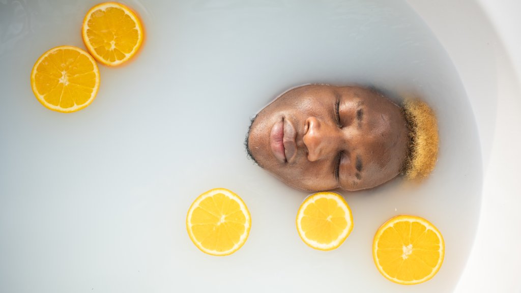 Mit der richtigen Pflege das Gesicht zum Strahlen bringen // © Monstera/Pexels