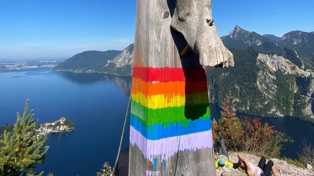Sockel eines Gipfelkreuzes in Österreich bemalt