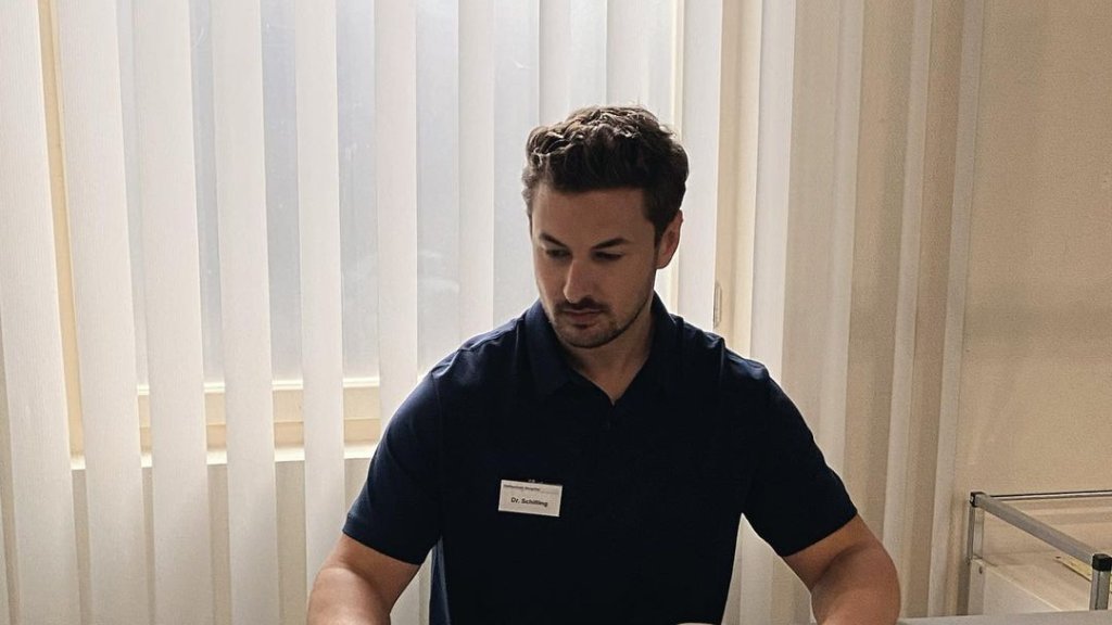 Nicolas Puschmann als Frauenarzt bei „Unter uns“