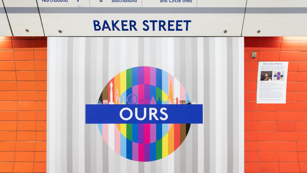 Londoner Metro-Stationen zeigen Regenbogenfarben