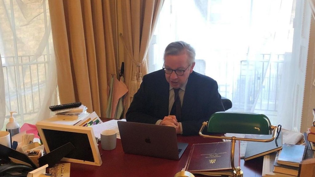 Britische Außenministerin und ihr Team feiern auf LGBTI*-Party