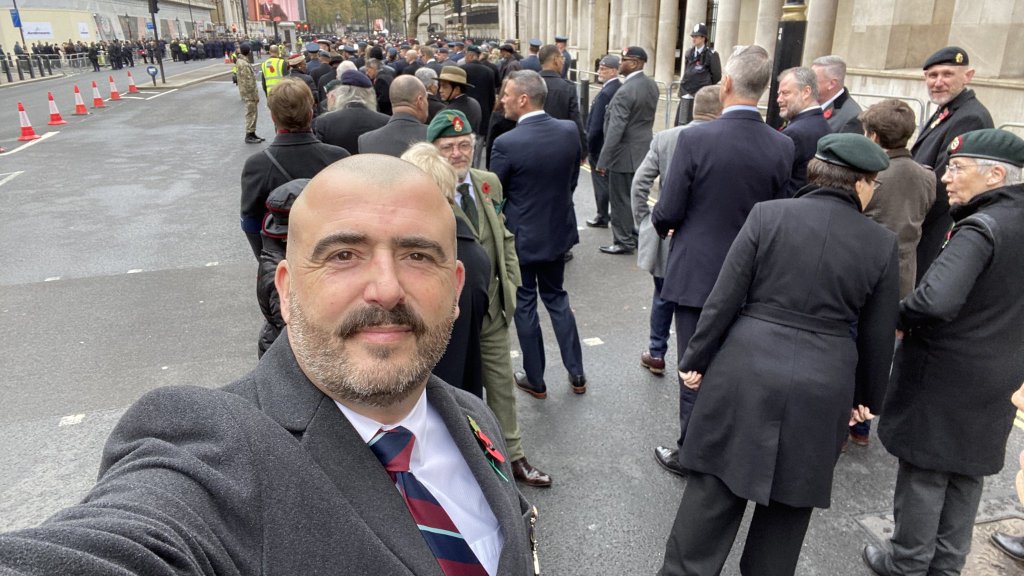 Schwuler Veteran von anderem Veteran homophob beleidigt