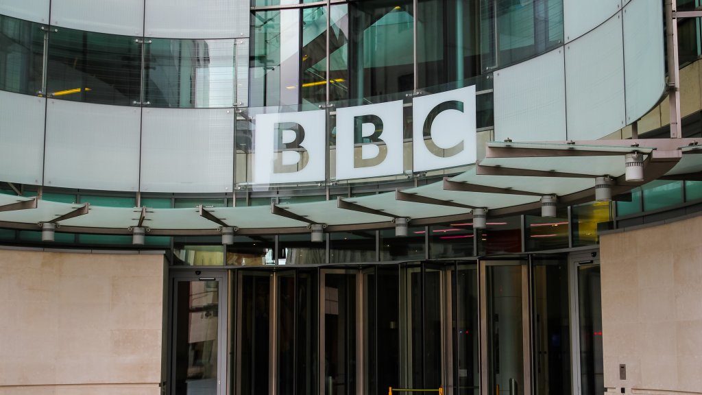 LGBTI*-Mitarbeiter:innen verlassen die BBC