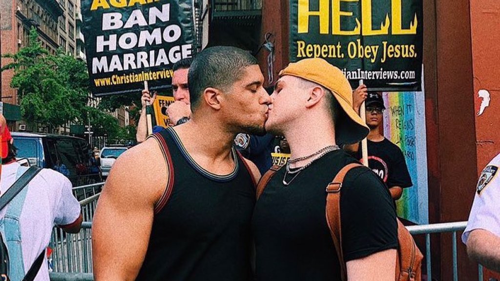 Anthony Bowens demonstrierte mit einem Kuss für die Liebe
